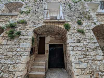 Qui un muraglione a scarpa, scandito da arcate...